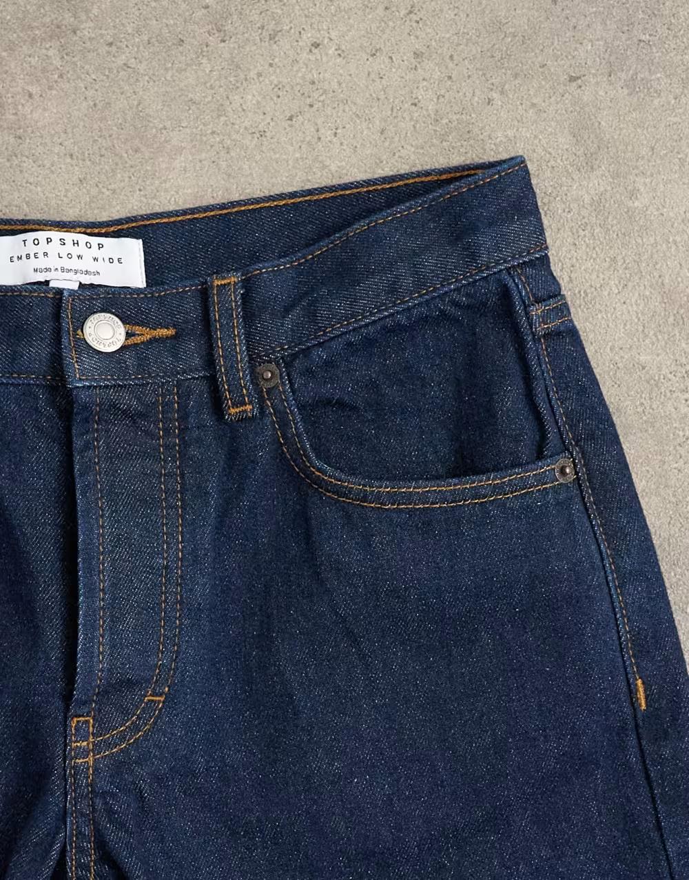 granatowe spodnie jeans z prostymi nogawkami