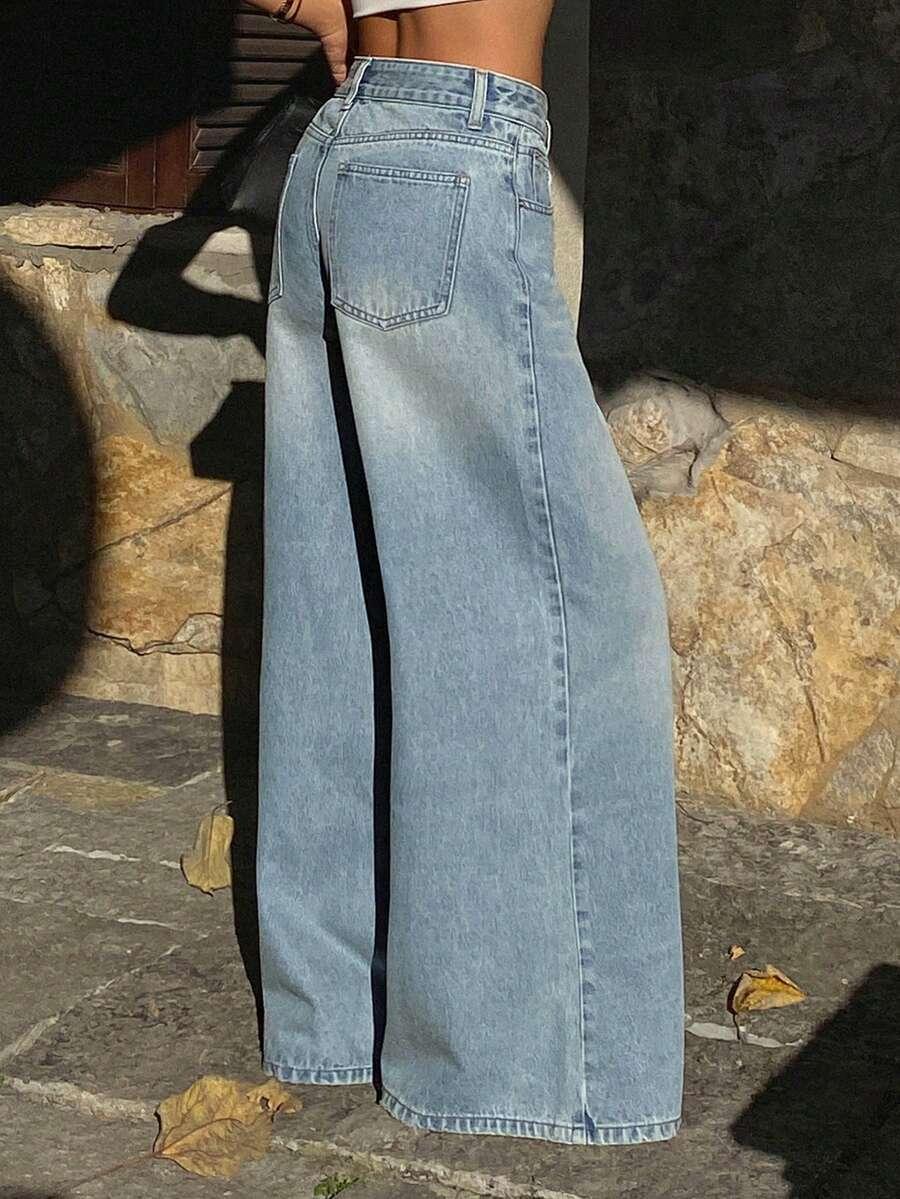 niebieskie spodnie jeans
