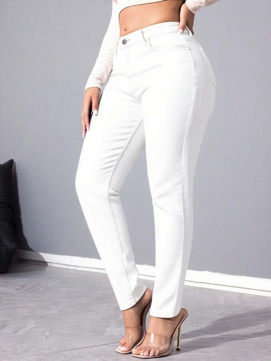 białe jeansy casual
