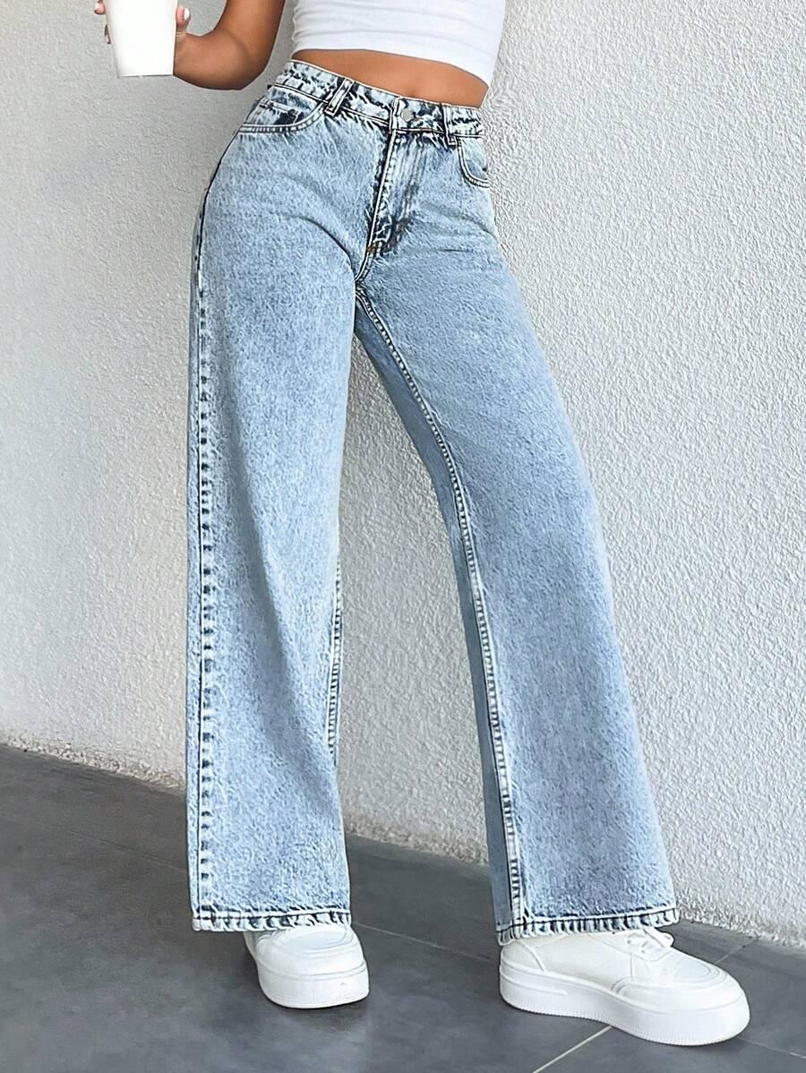 niebieskie spodnie jeans