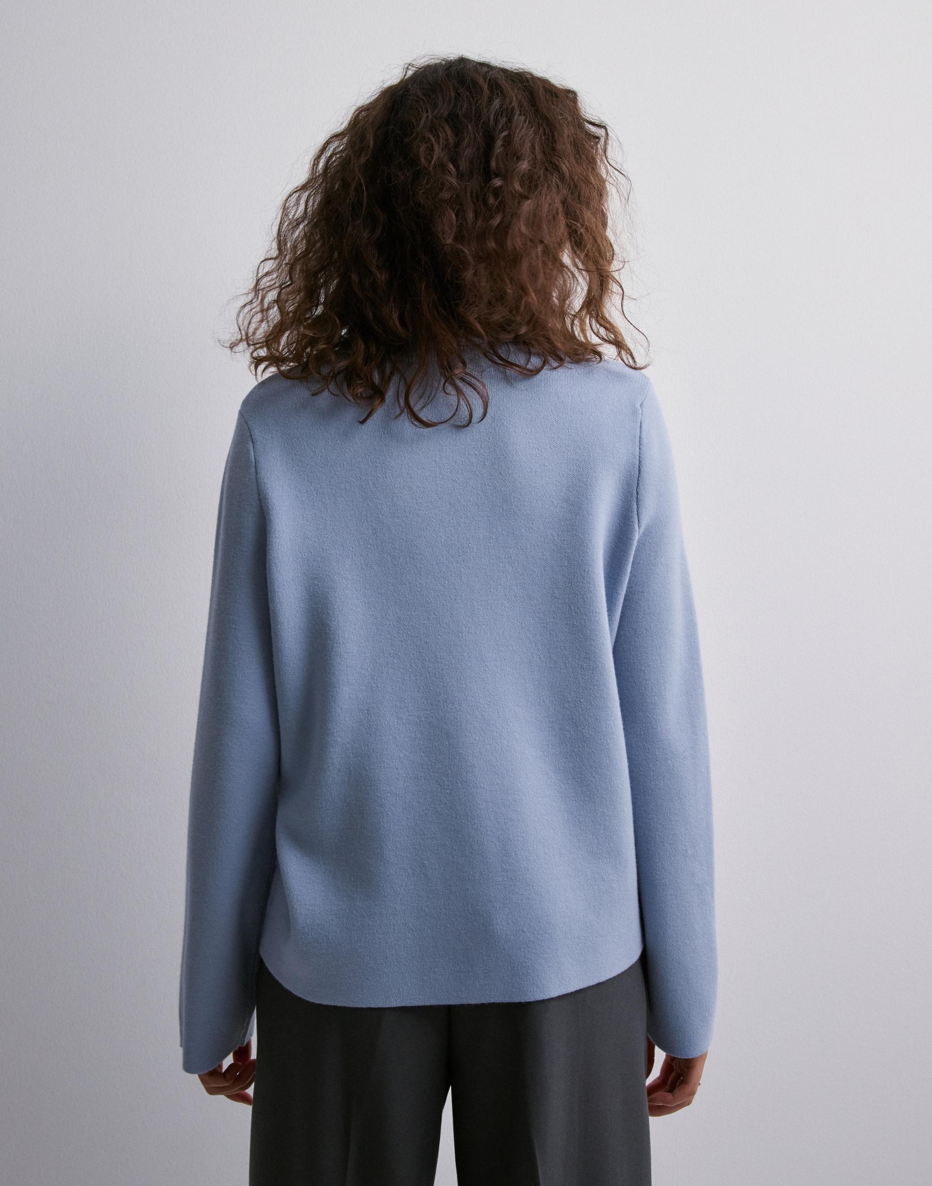 niebieski klasyczny sweter