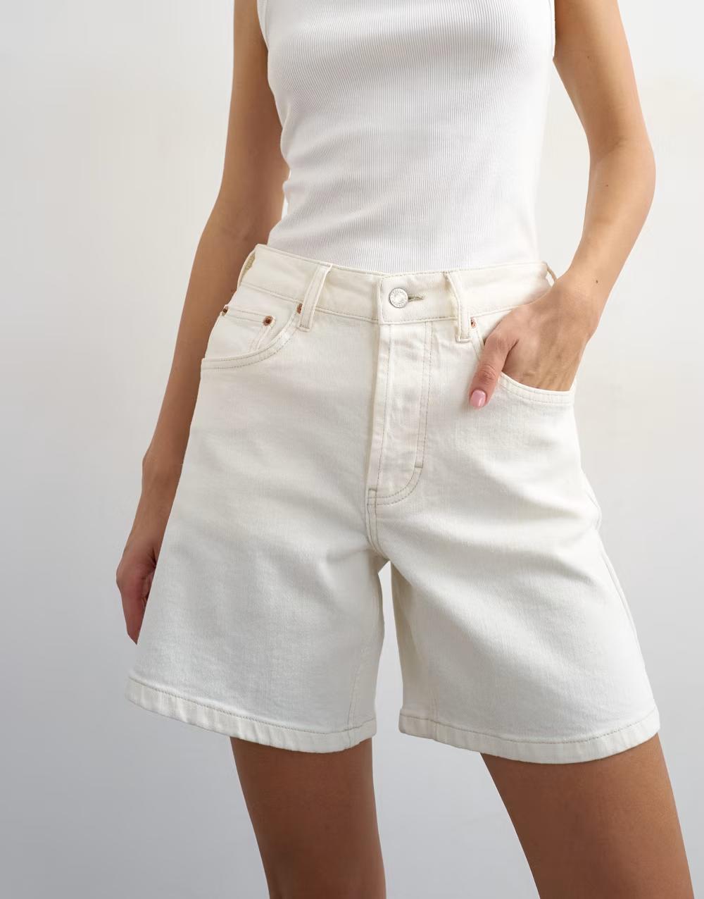 białe spodenki jeans kieszenie