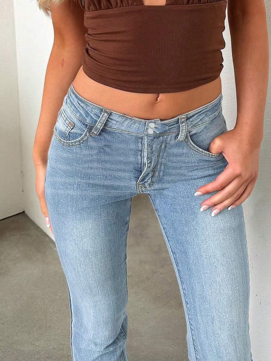 niebieskie spodnie flare jeans