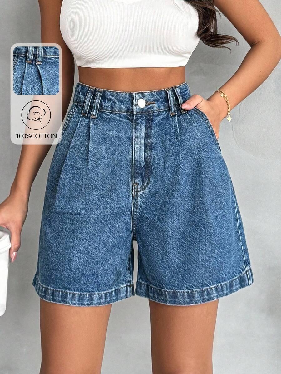 niebieskie spodenki jeans