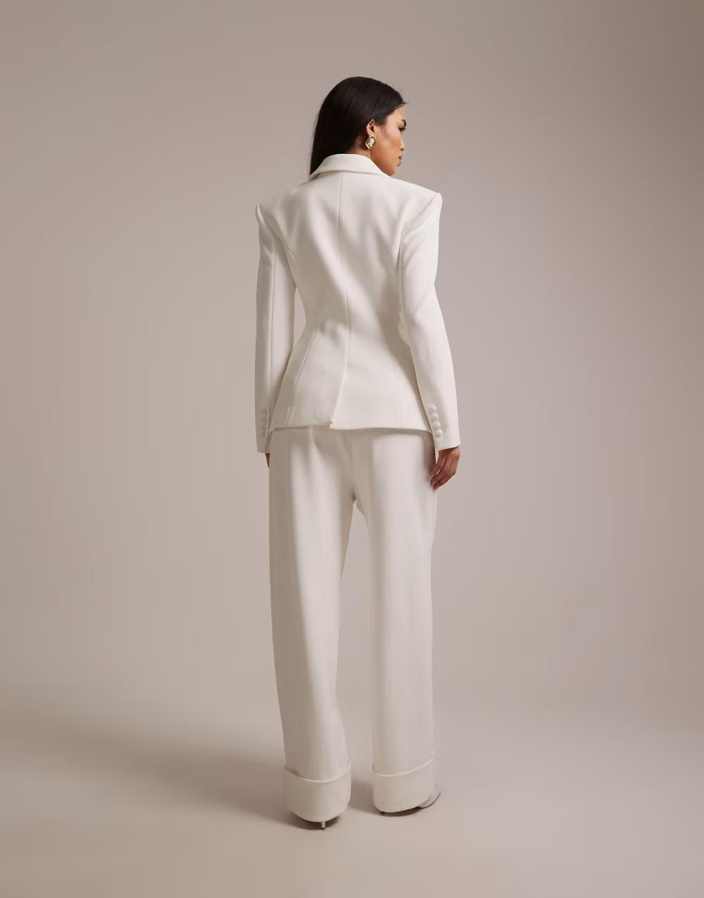 białe proste eleganckie spodnie