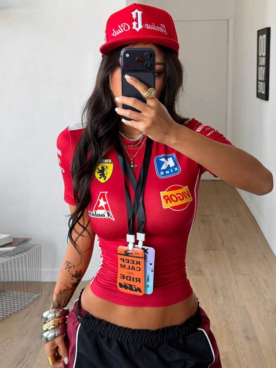 czerwona bluzka wzór