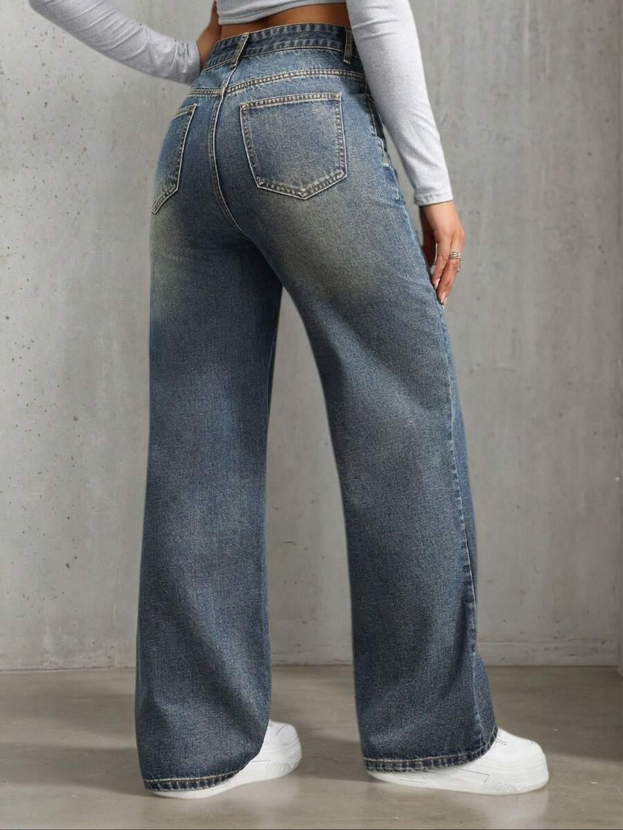 niebieskie spodnie jeans