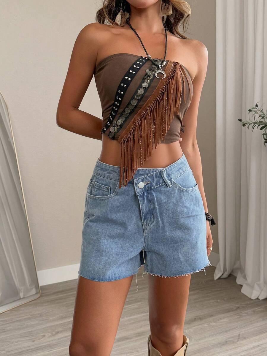 niebieskie spodenki jeans