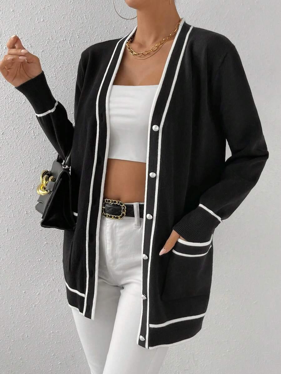 sweter guziki kontrast