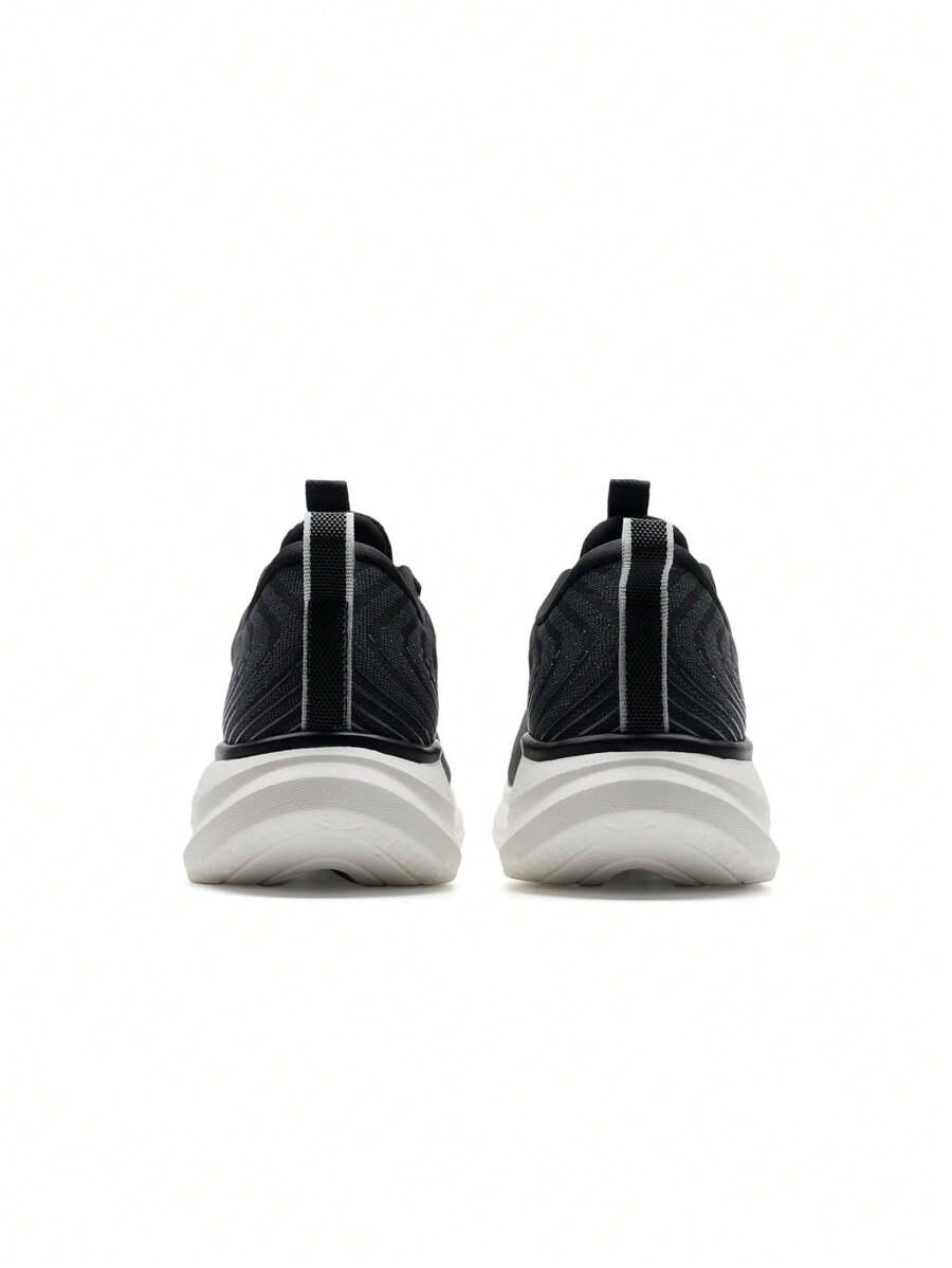 czarne buty sportowe