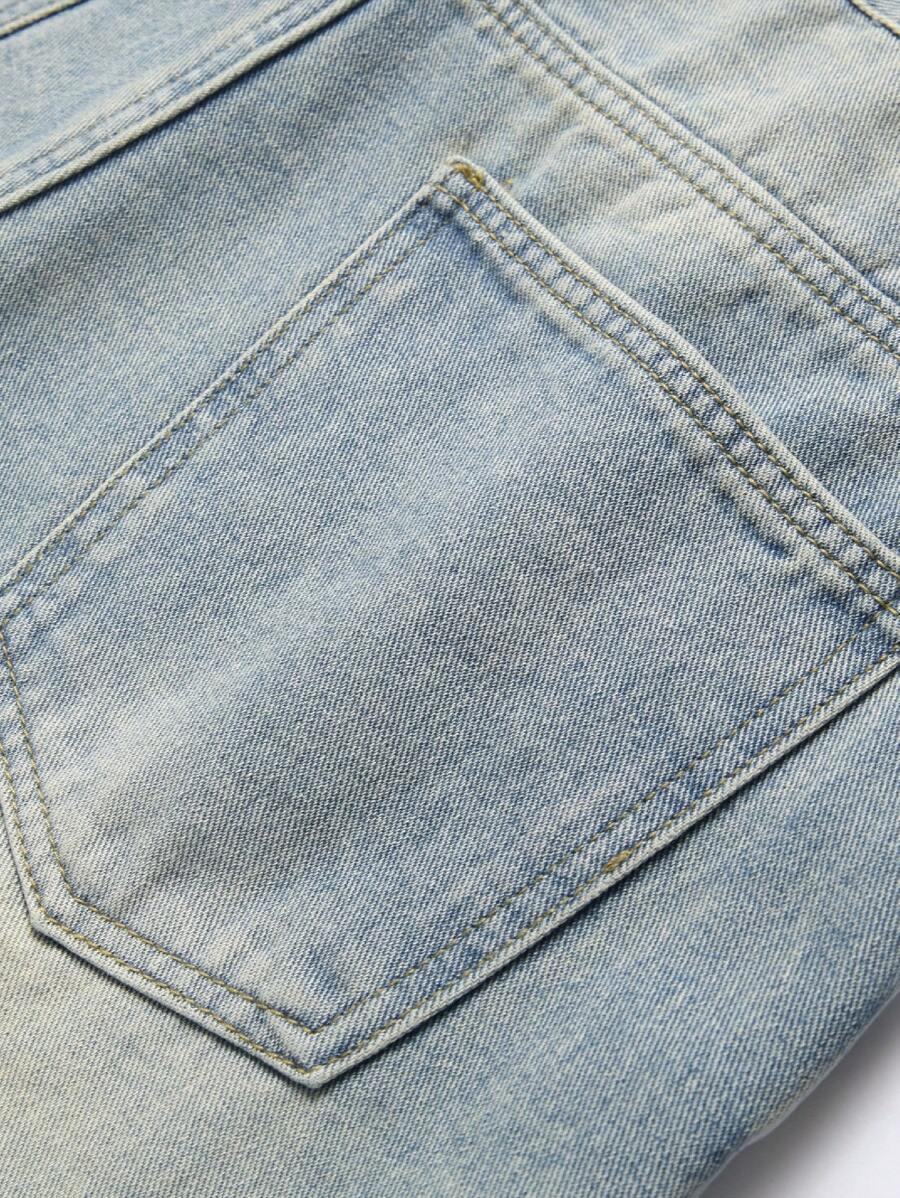 niebieskie spodenki jeans