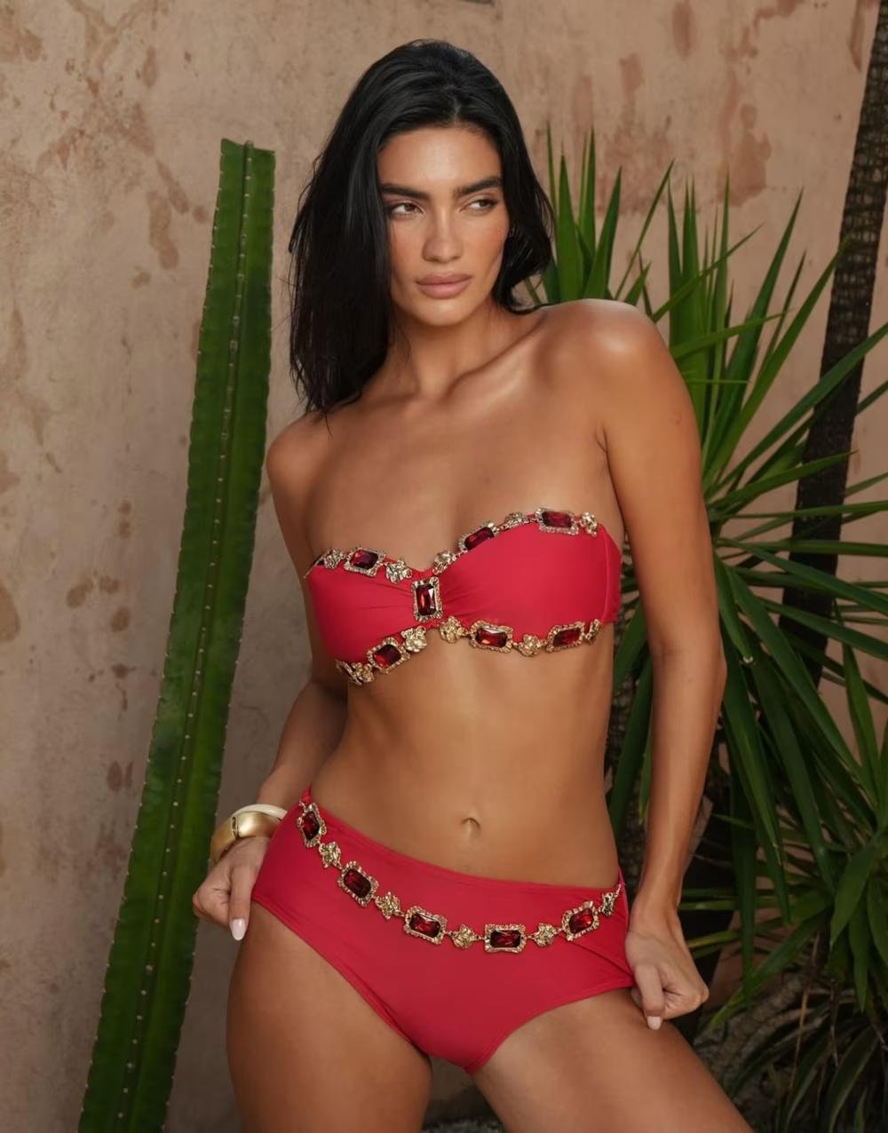 czerwony dół od bikini zdobienie