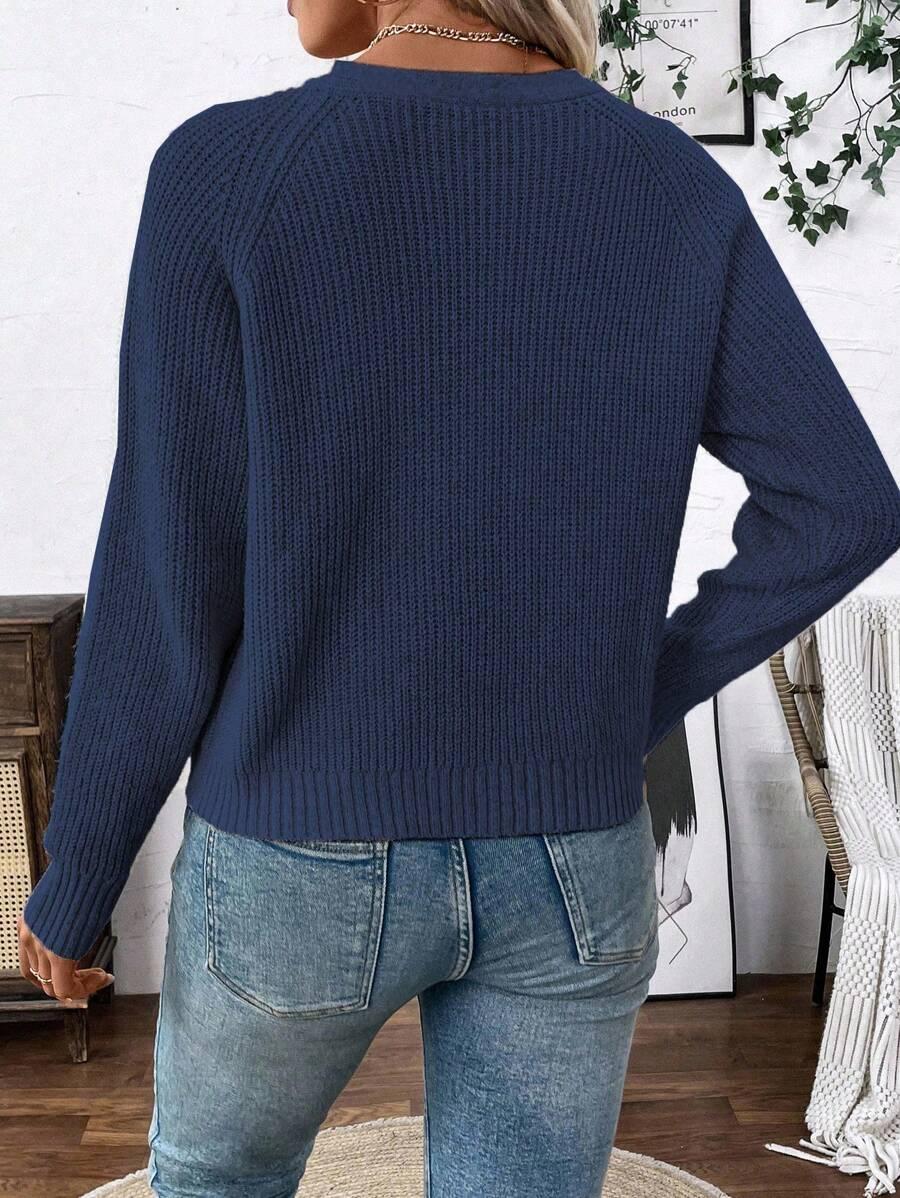 granatowy sweter guziki