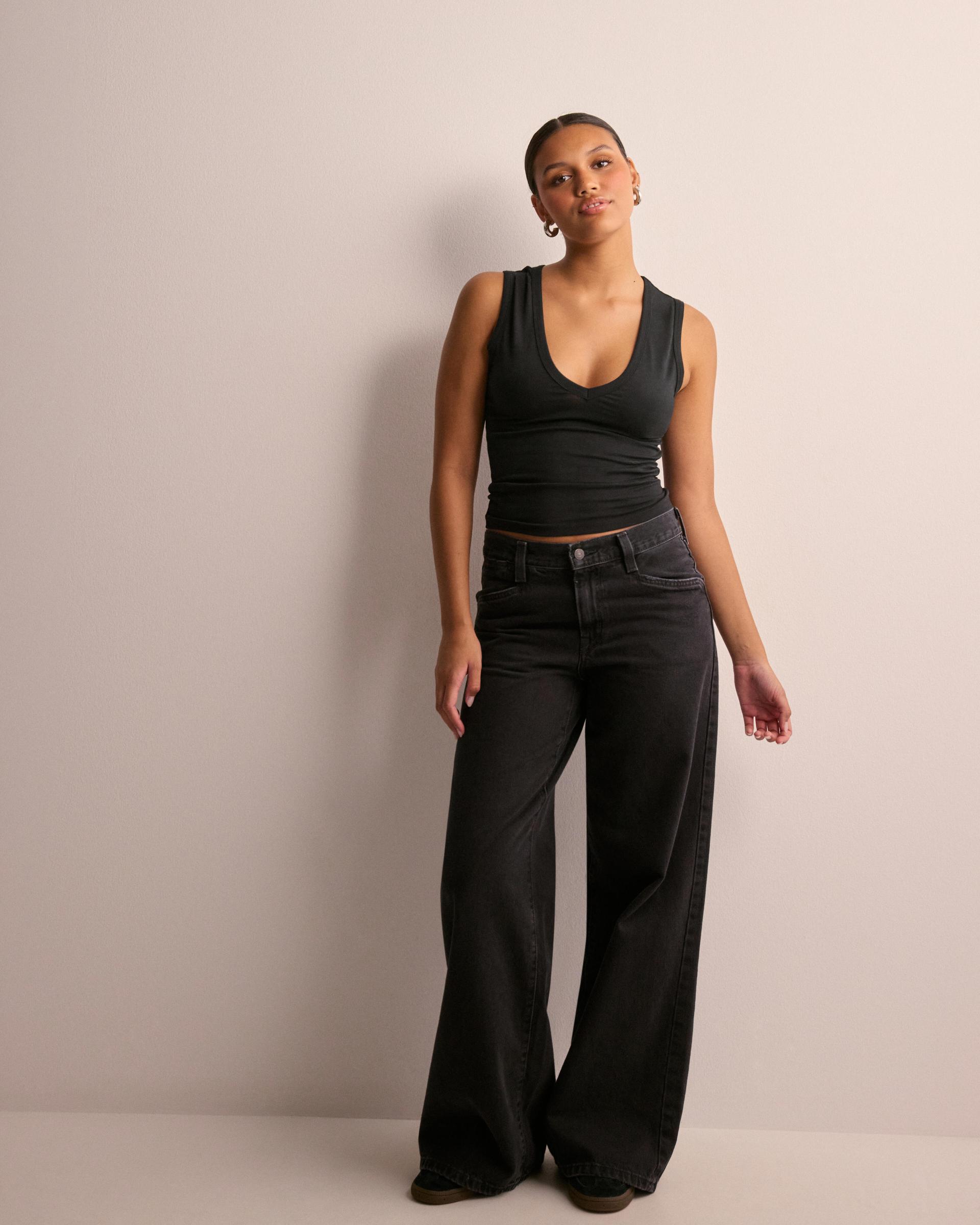 CZARNY TOP BEZ RĘKAWÓW V NECK