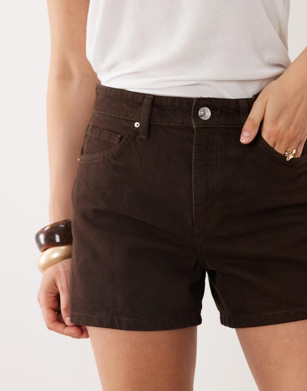 brązowe spodenki jeansowe kieszenie