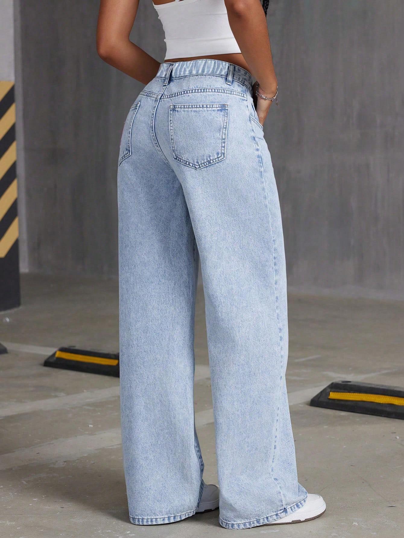 niebieskie spodnie jeans
