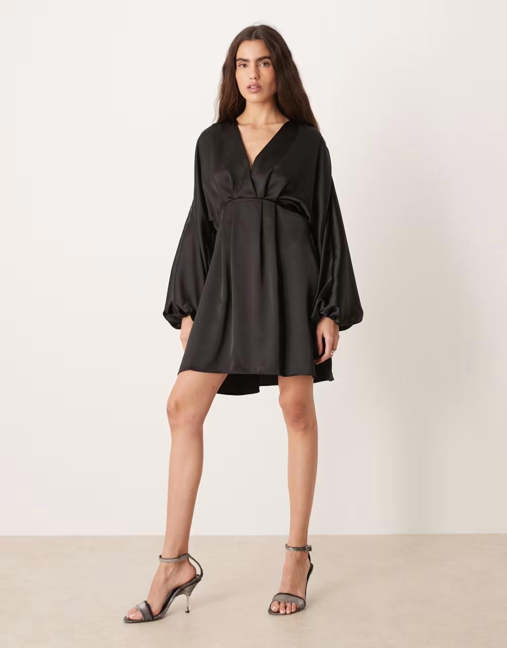 CZARNA MINI SUKIENKA V-NECK