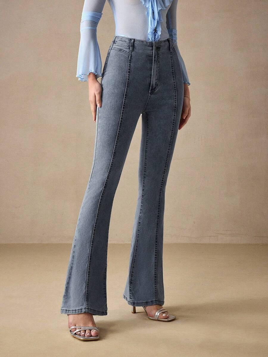 niebieskie spodnie jeans