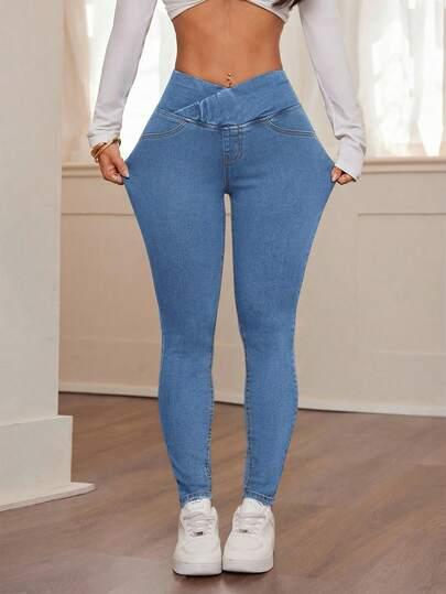 niebieskie spodnie jeans