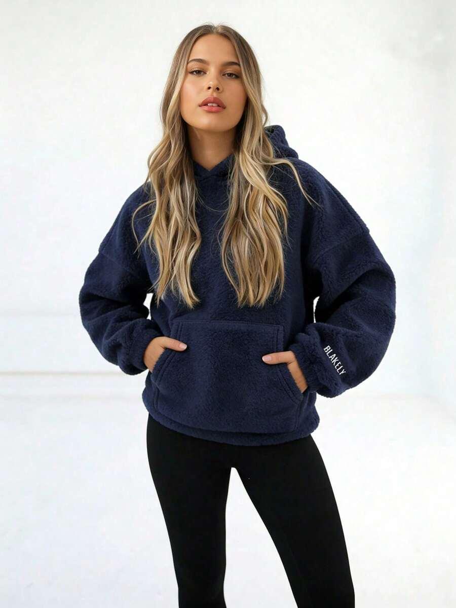 granatowa bluza kaptur
