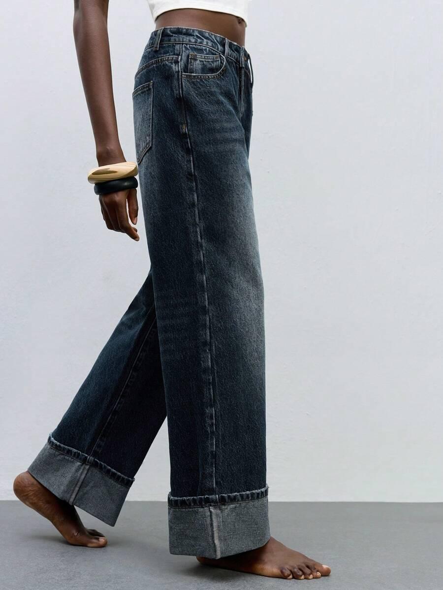 granatowe spodnie jeans