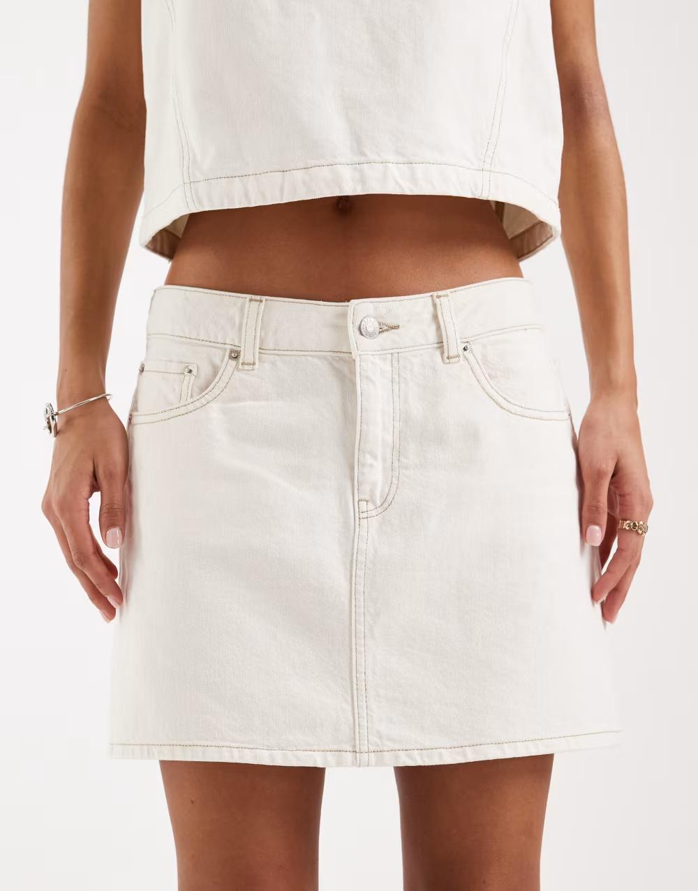 biała mini spódnica jeans