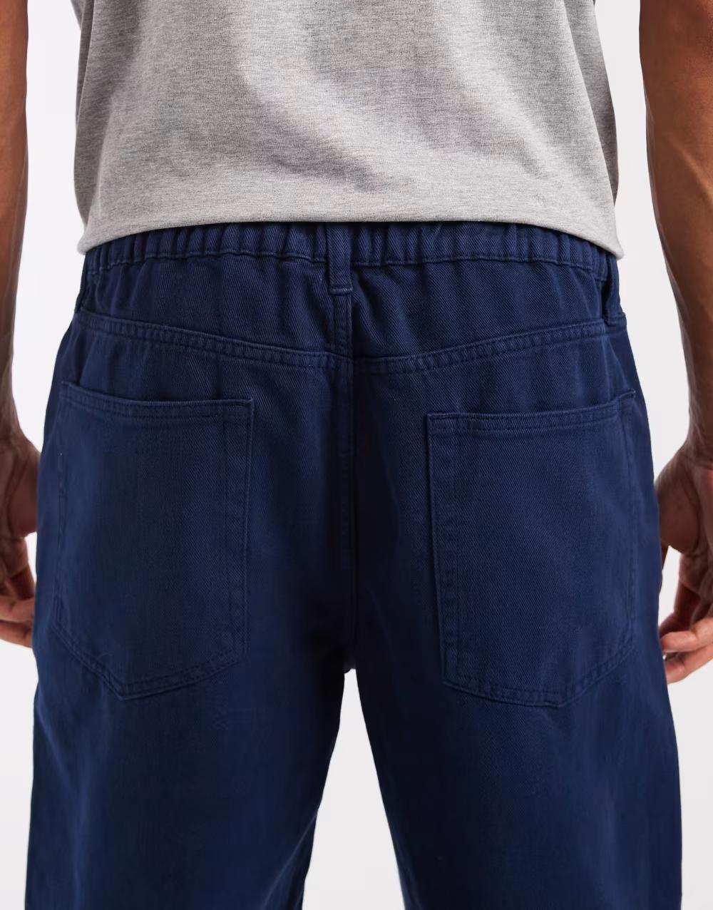 granatowe spodnie jeans