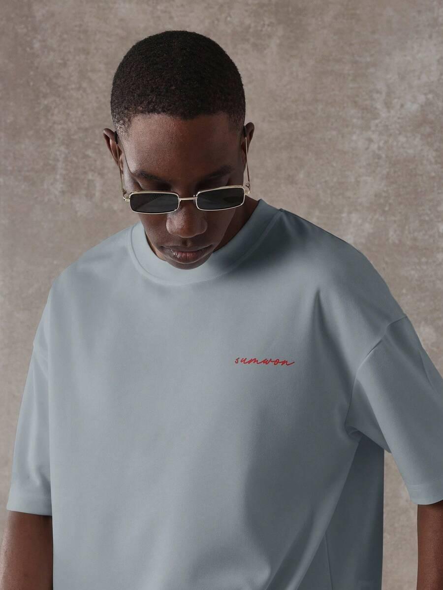T-SHIRT MĘSKI Z NADRUKIEM NA PLECACH 
