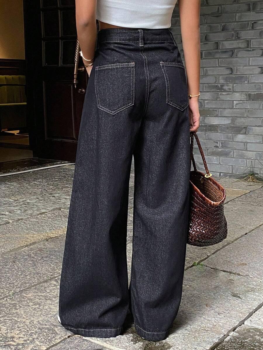 granatowe spodnie jeans