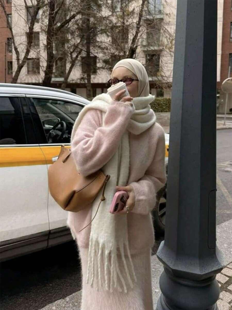 biały szalik frędzle