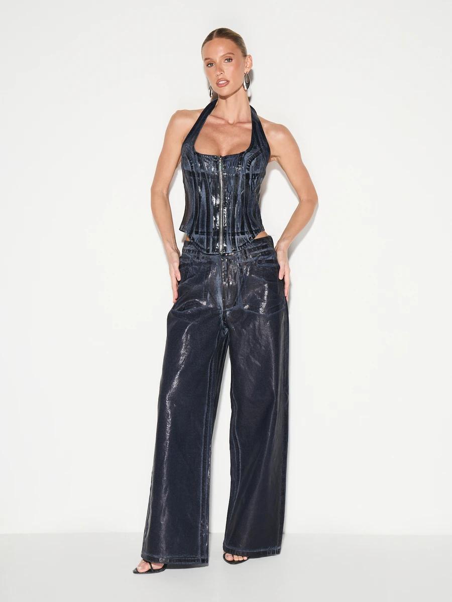 granatowe spodnie jeans