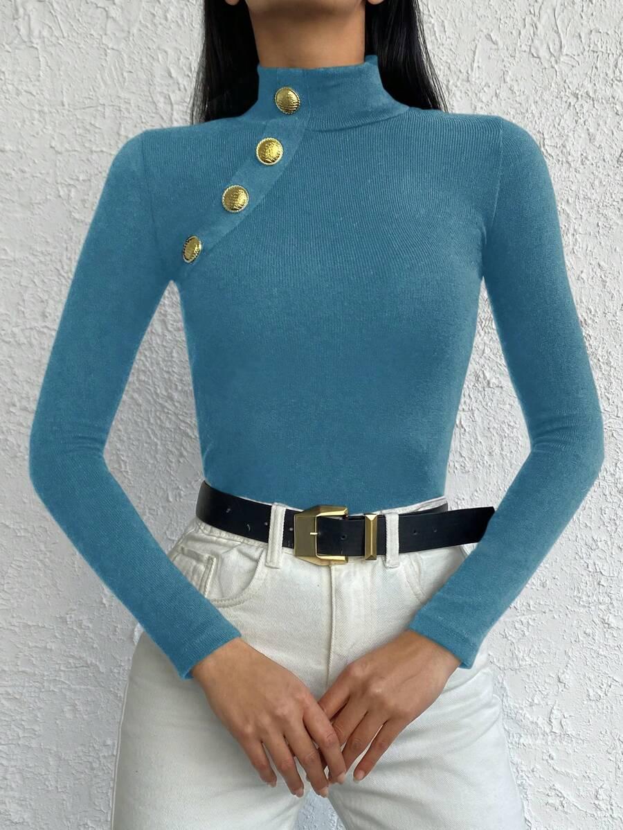 DOPASOWANY SWETER Z OZDOBNYMI GUZIKAMI 