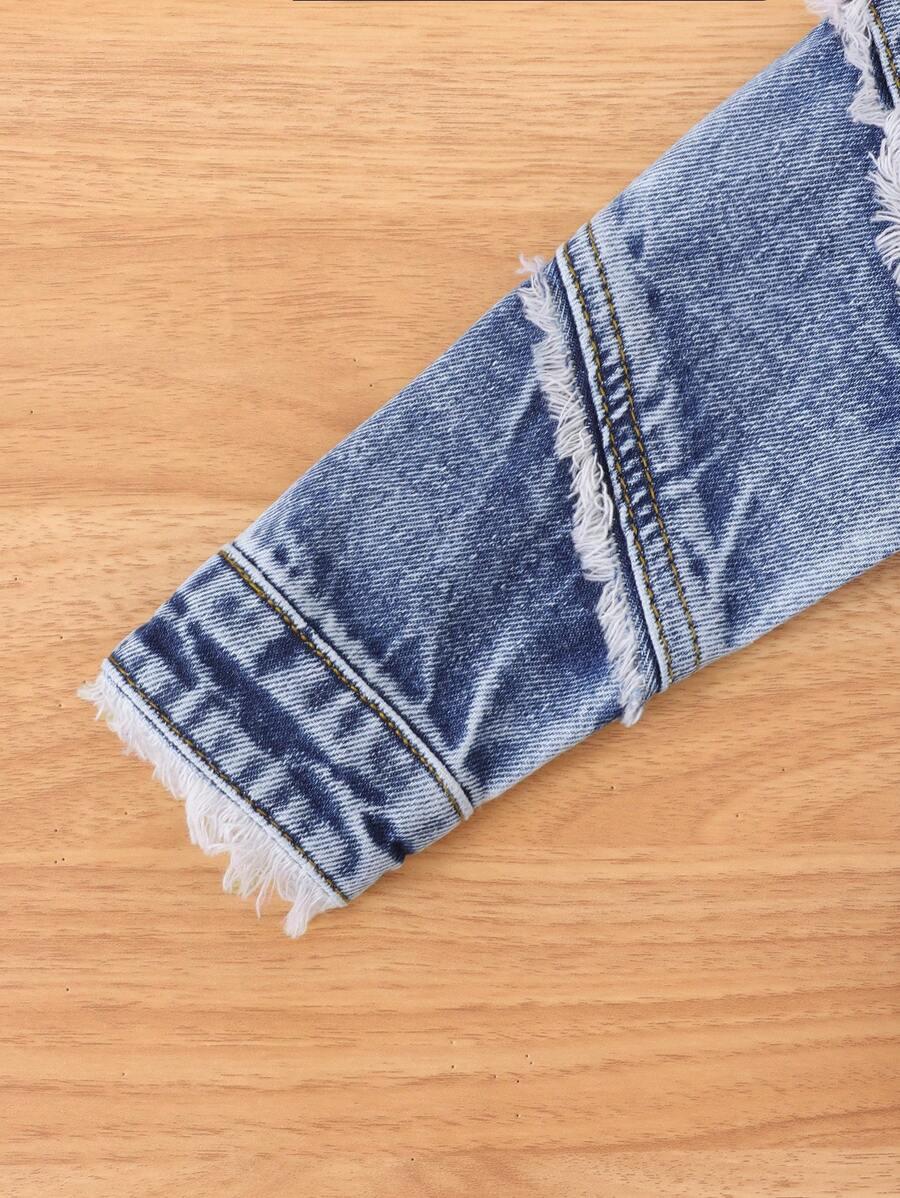 niebieski komplet kurtka spodnie jeans