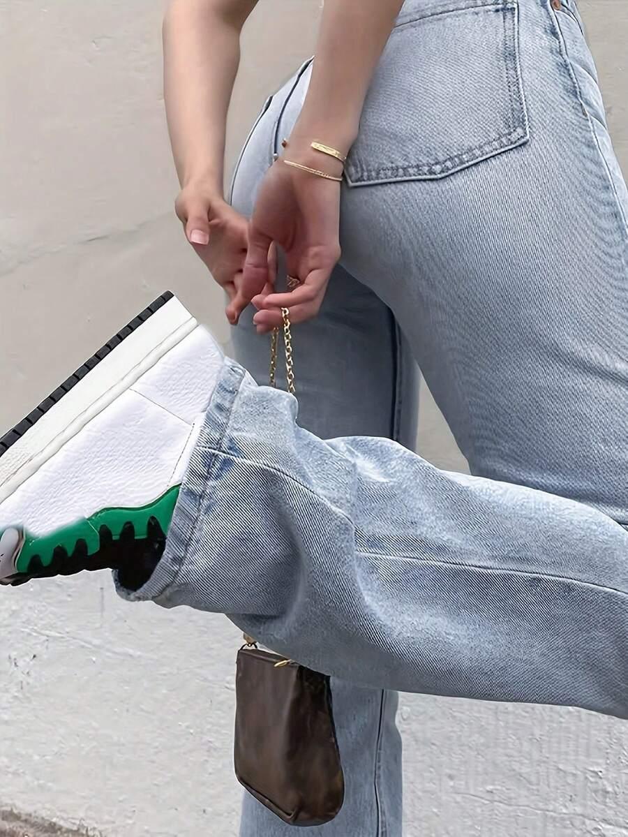 niebieskie spodnie jeans
