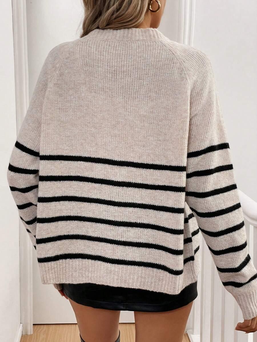 LUŹNY SWETER GUZIKI