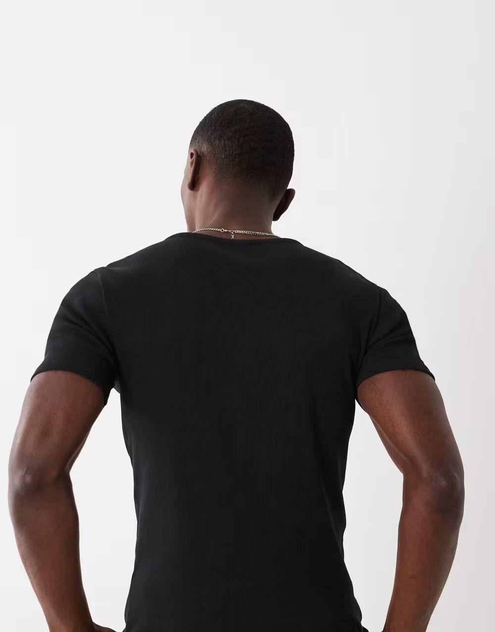 czarny dopasowany t-shirtdekolt v