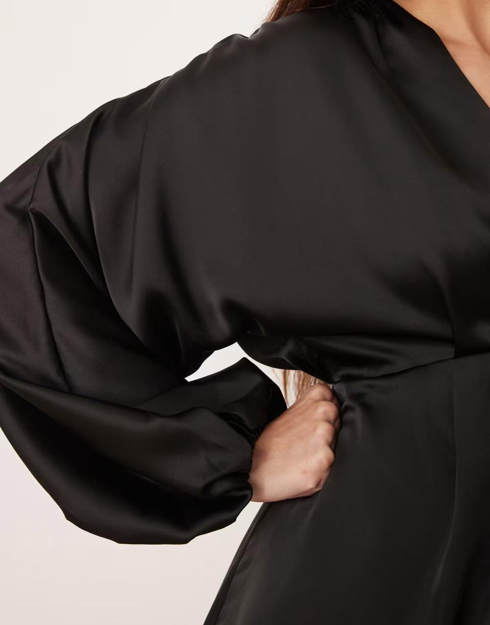 CZARNA MINI SUKIENKA V-NECK