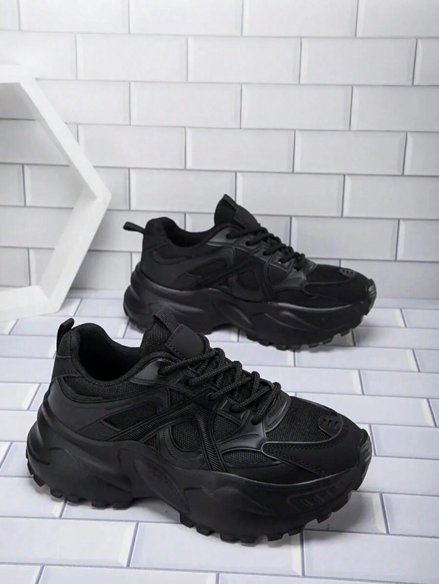 czarne sznurowane buty sportowe