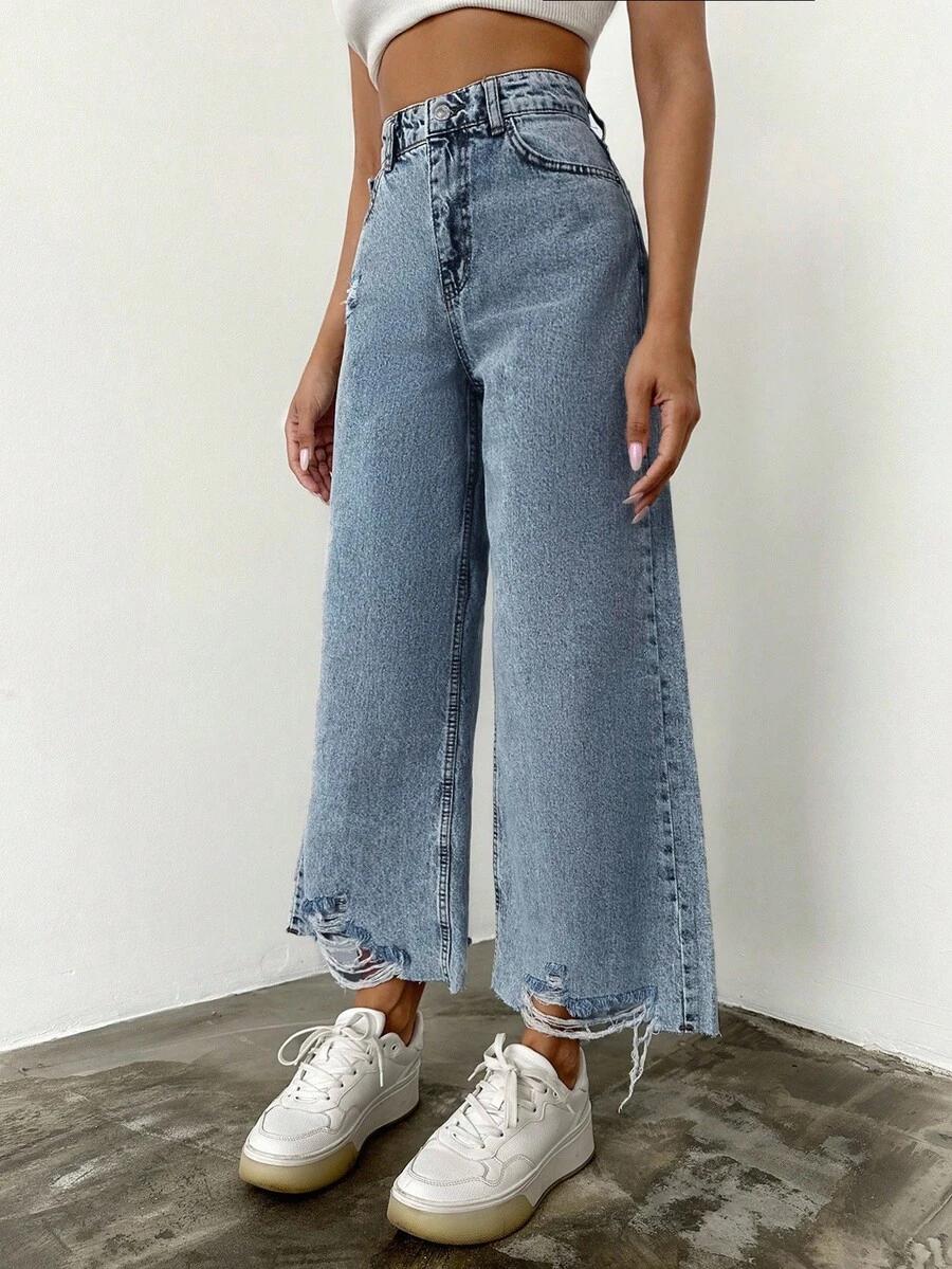 niebieskie spodnie jeans