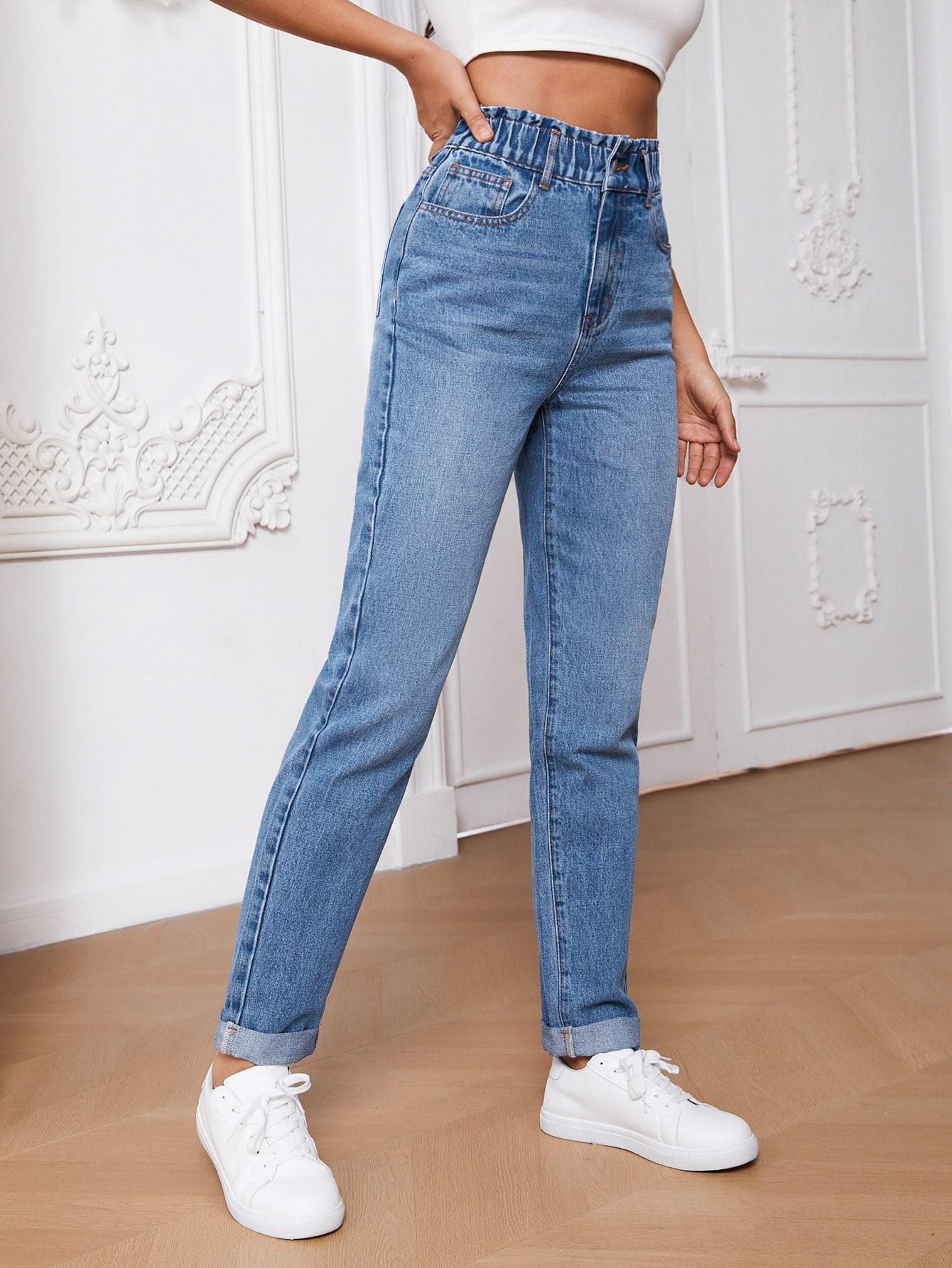 niebieskie spodnie jeans