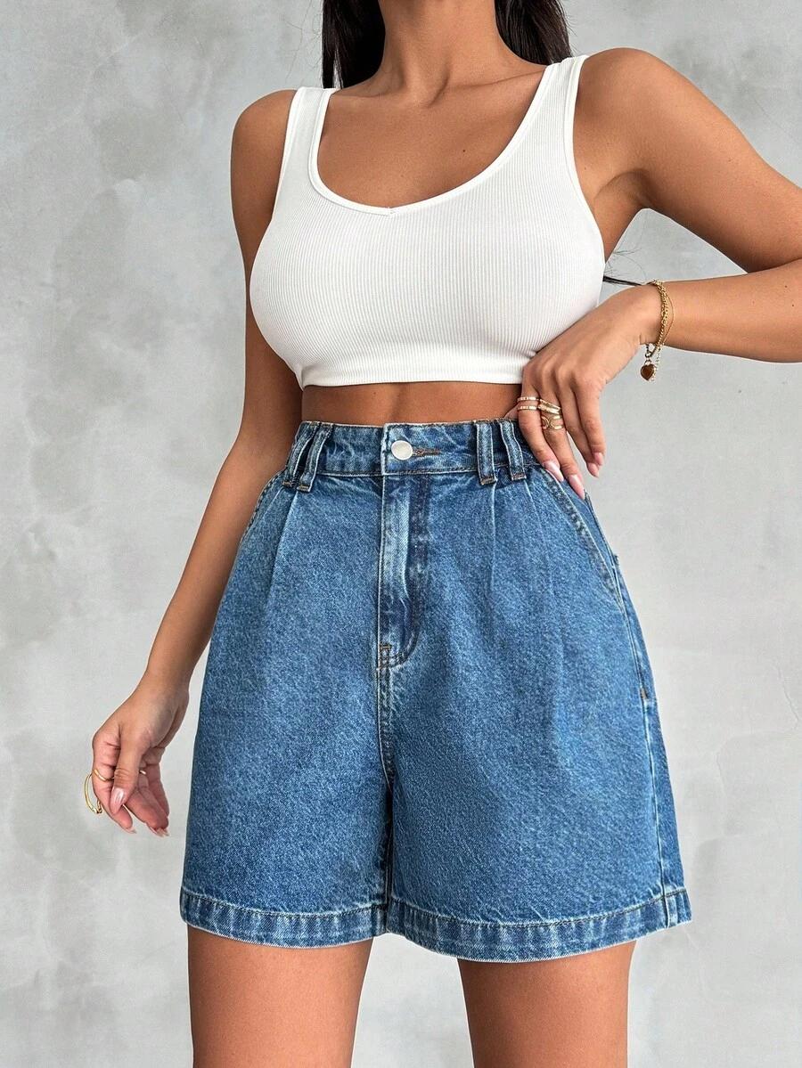 niebieskie spodenki jeans