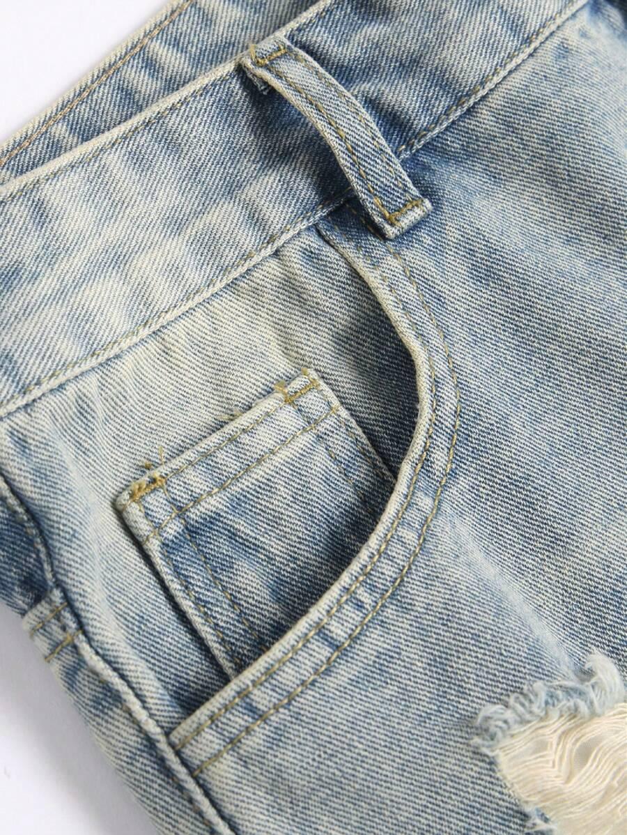 niebieskie spodenki jeans