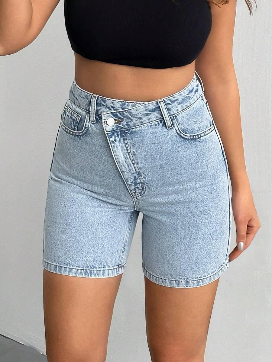 niebieskie spodenki jeans
