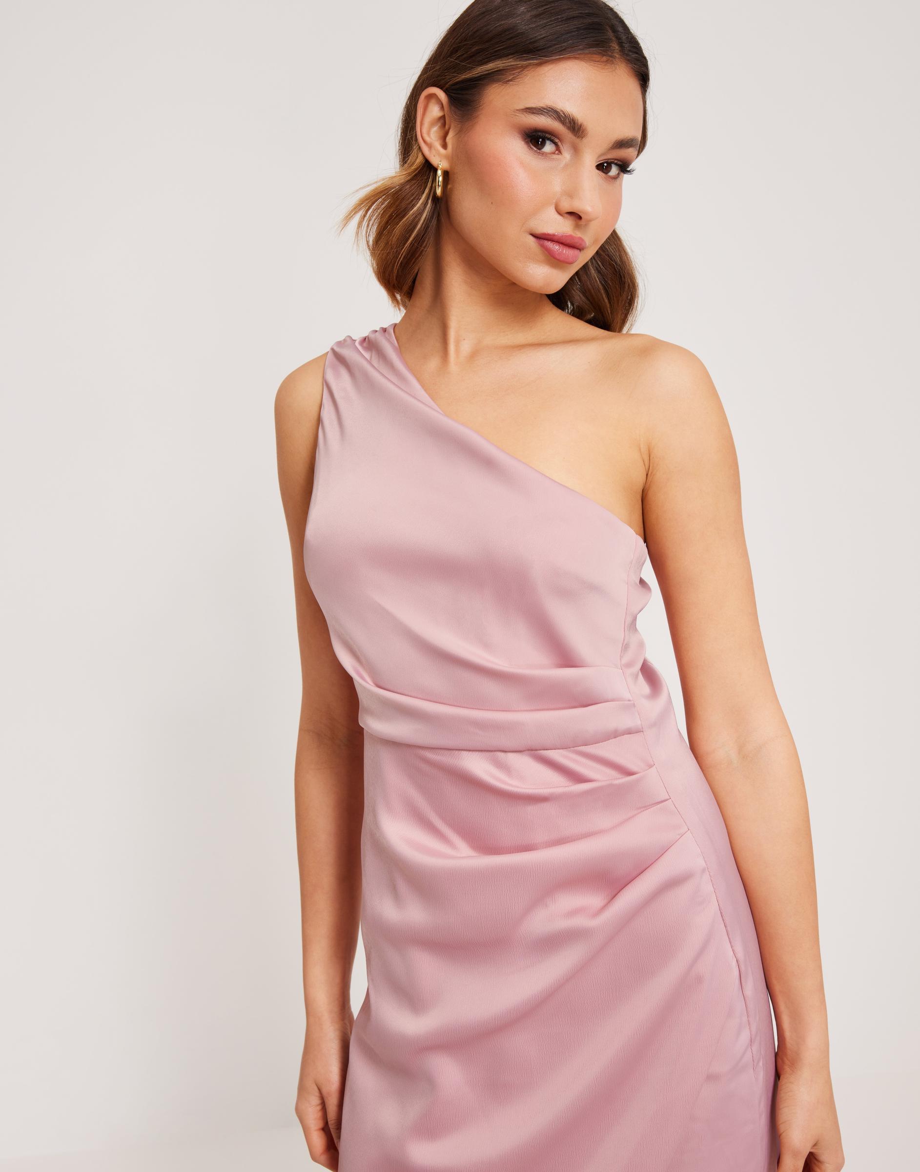 asymetryczna różowa sukienka na jedno ramię