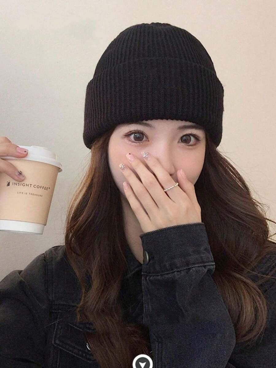 czarna czapka beanie