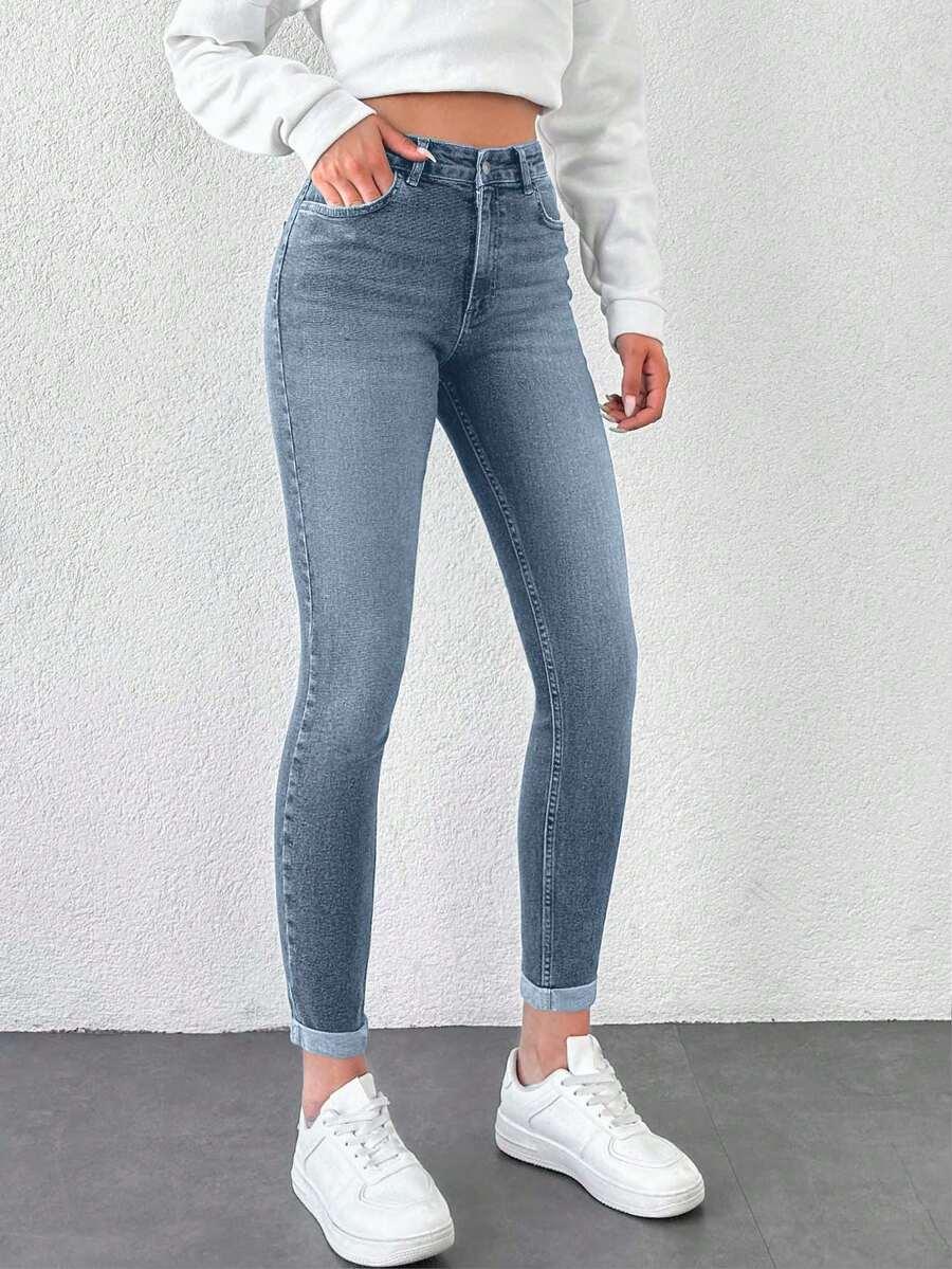 niebieskie spodnie jeans rurki