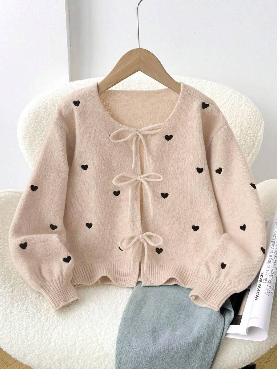 beżowy sweter wzór serca