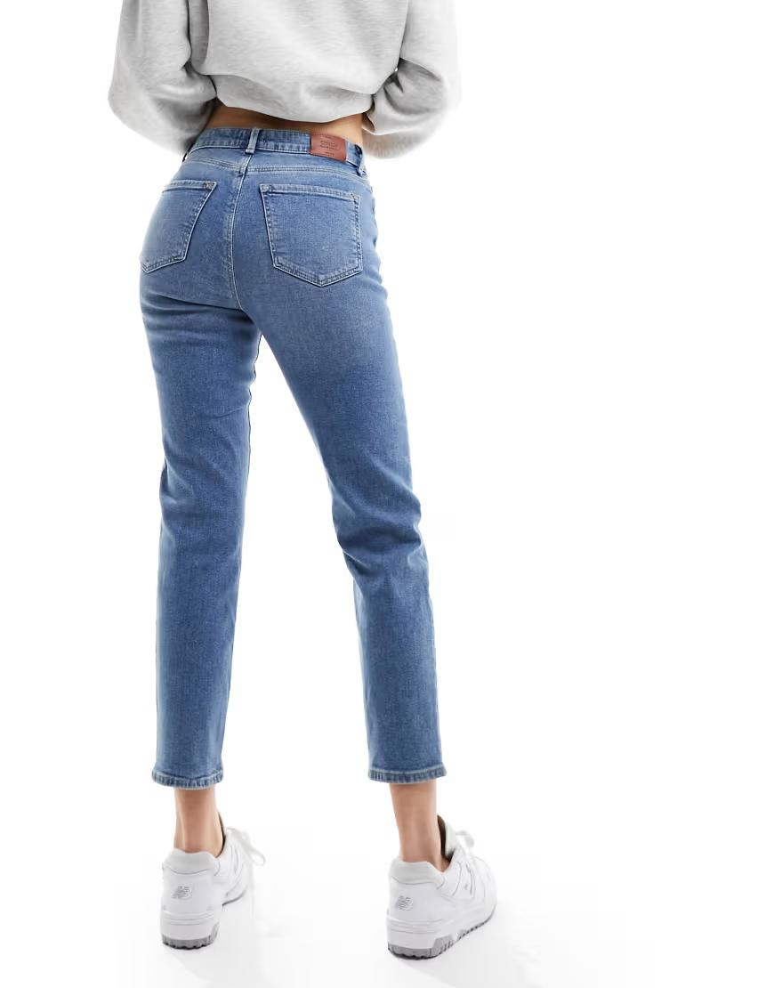 niebieskie spodnie jeans kieszenie