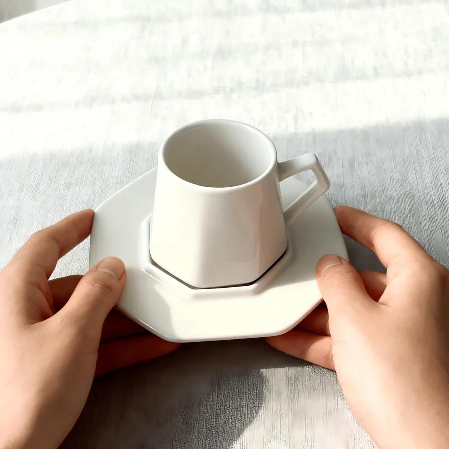 biała filiżanka do espresso 
