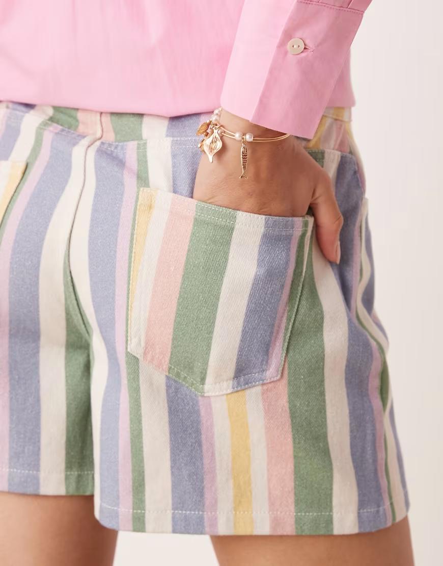 krótkie spodenki jeans w paski
